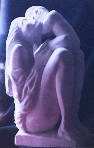 Sculpture femme a l' enfant en pierre calcaire 1991